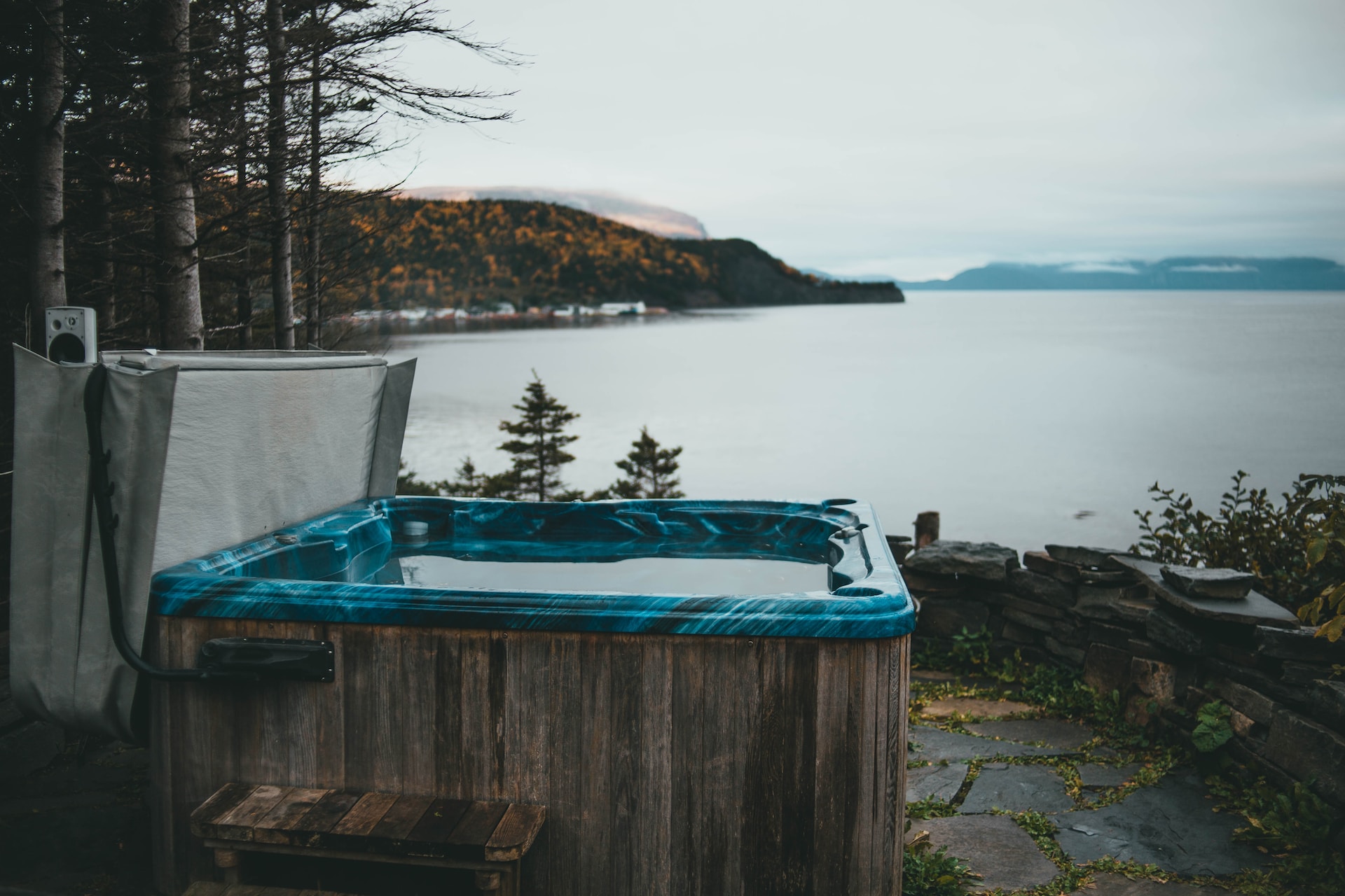 Outdoor-Whirlpools im Herbst