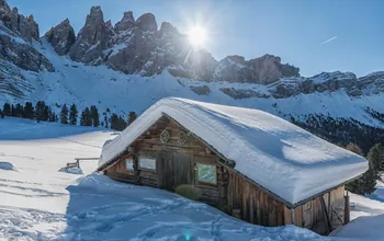 Schneeschaufeln und Schneefräsen