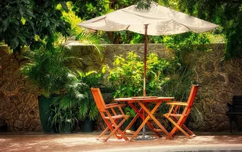 Sonnenschirm als elegante Gartenbeschattung