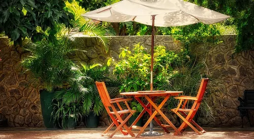 Sonnenschirm als elegante Gartenbeschattung